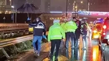 Otoyolda kahreden kaza! Yardım için durdu hayatından oldu